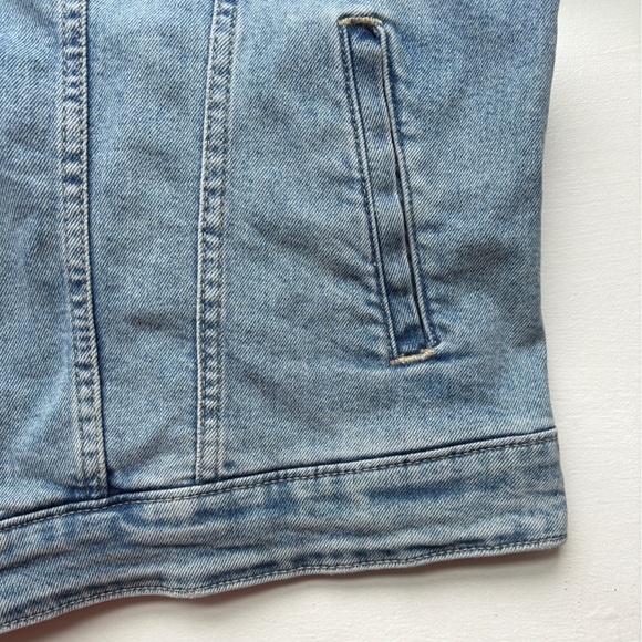 Levi's Original Trucker Denim Jacket in Medium Blue Jean Wash | Women’s Plus 2X - Picture 9 of 15